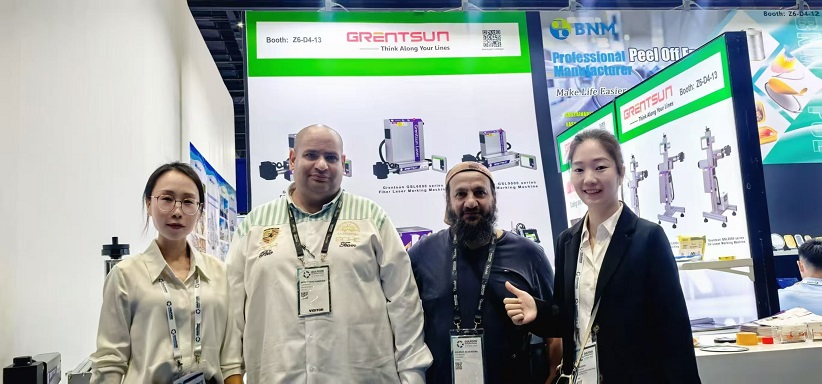 迪拜展会合影 gulfood.jpg